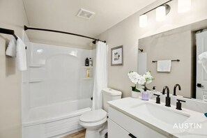 Eco-friendly toiletries, hair dryer, towels - Easy Access to UT Campus! Shared Pool + Parking (Austin)