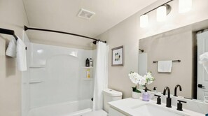 Eco-friendly toiletries, hair dryer, towels - Easy Access to UT Campus! Shared Pool + Parking (Austin)