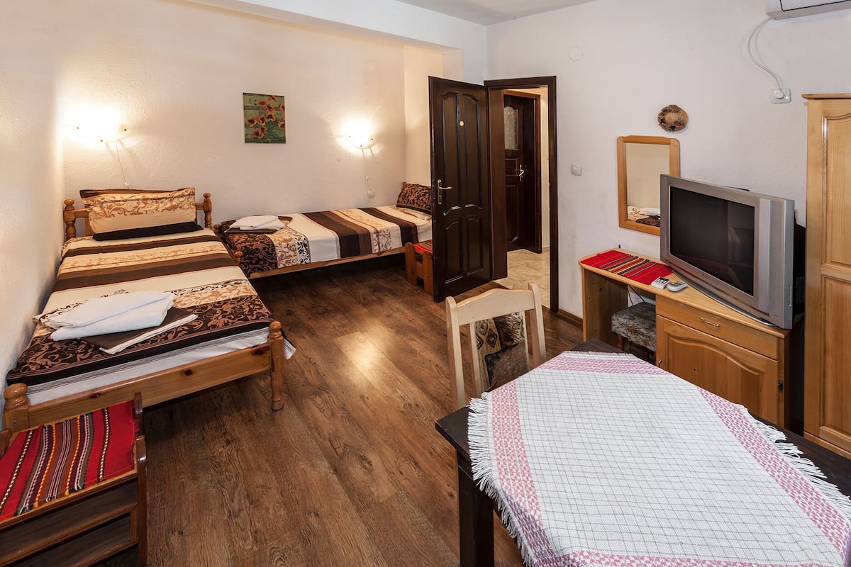 Traditional Apartment | Desk, soundproofing, WiFi (free), individually decorated