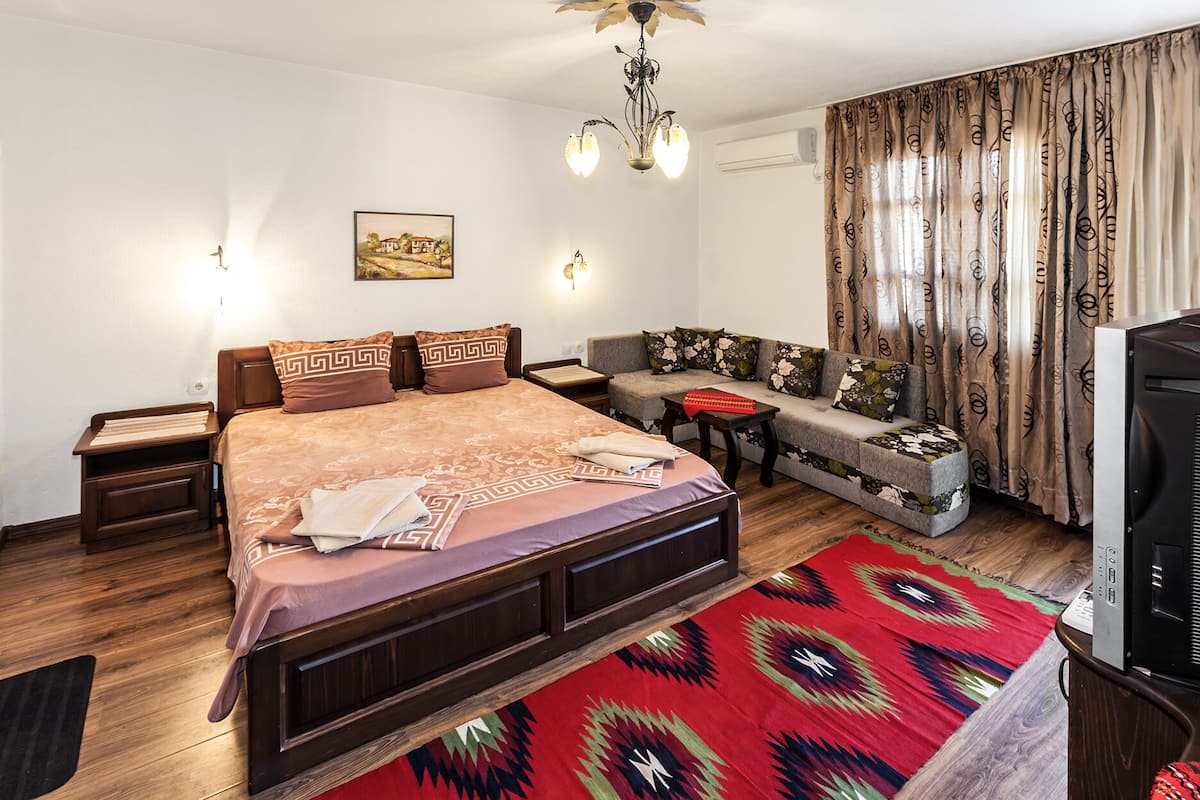 Traditional Double Room | 1 bedroom, individually decorated, desk, soundproofing