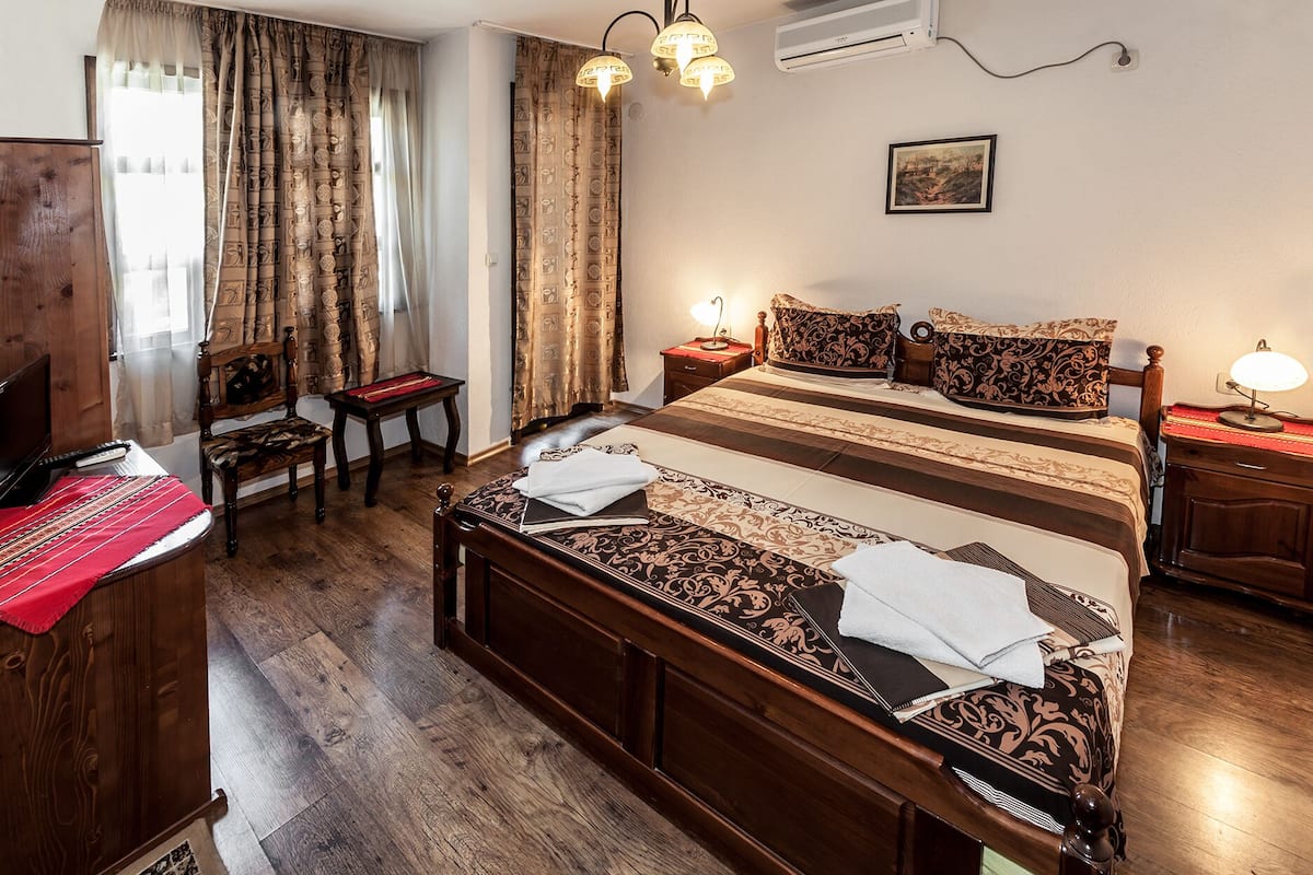 Traditional Apartment, Balcony | 1 bedroom, individually decorated, desk, soundproofing