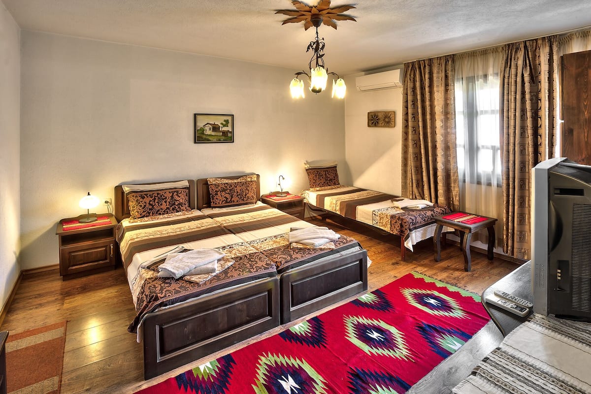 Traditional Triple Room | Desk, soundproofing, WiFi (free), individually decorated