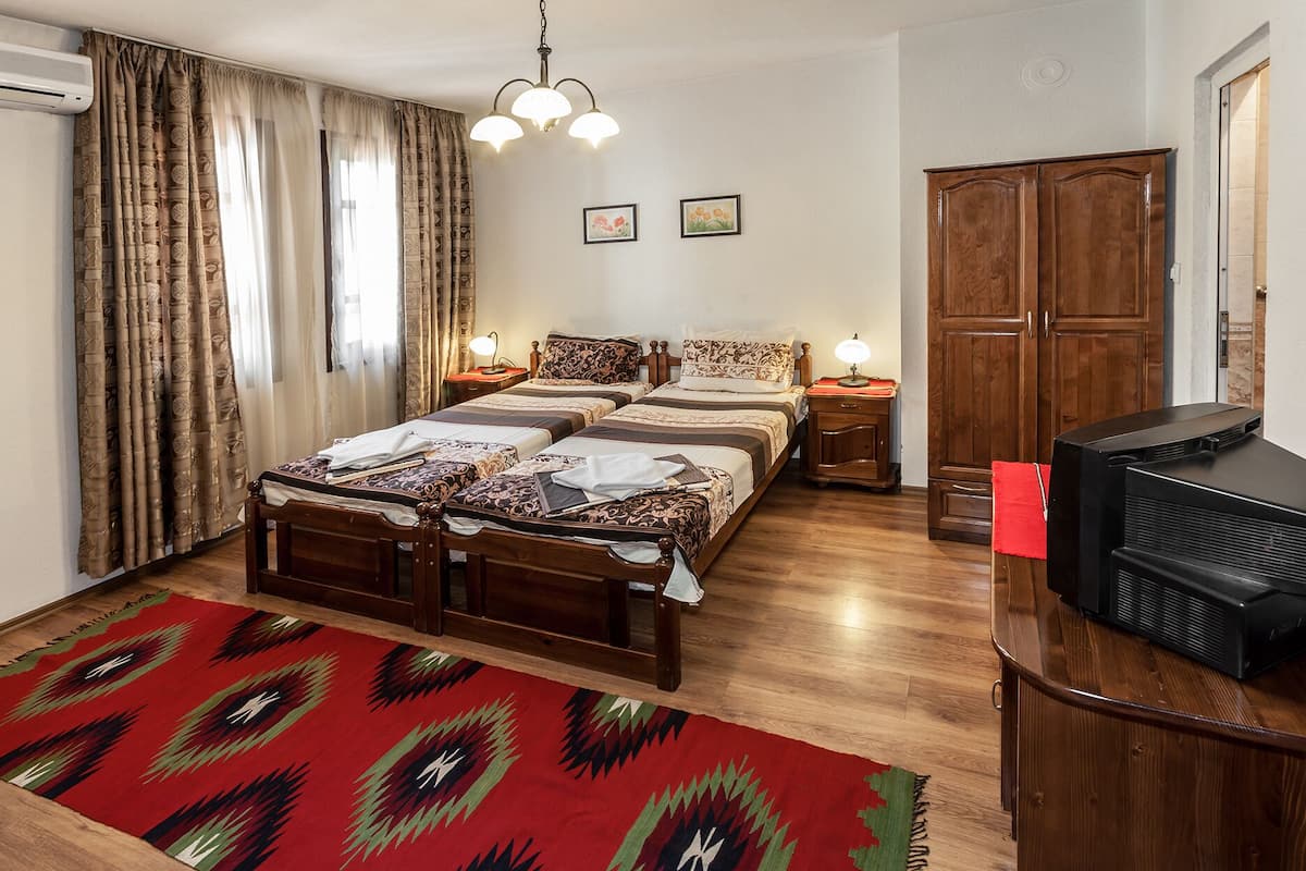 Traditional Twin Room | Desk, soundproofing, WiFi (free), individually decorated