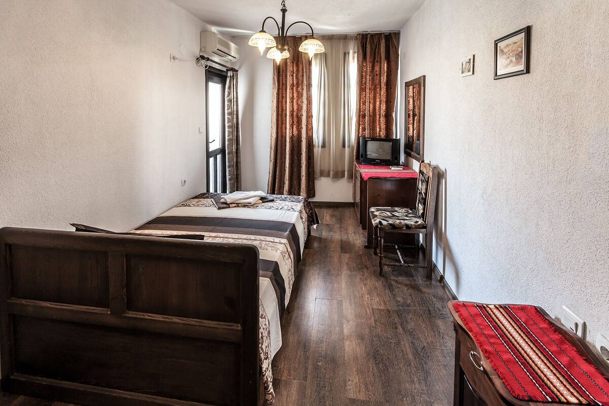 Traditional Single Room | Desk, soundproofing, WiFi (free), individually decorated