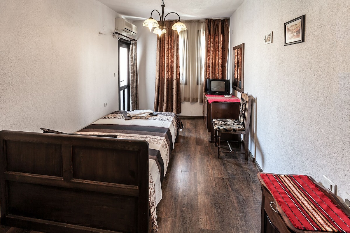 Traditional Single Room | 1 bedroom, individually decorated, desk, soundproofing