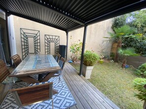 Outdoor dining - Garden-Level Apartment at Capbreton Port, Terrace, Parking Included (Capbreton)