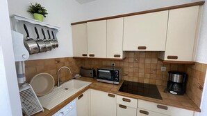 Coffee/tea maker, fridge, microwave, stovetop
