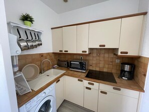 冷蔵庫、電子レンジ、コンロ、コーヒー / ティーメーカー