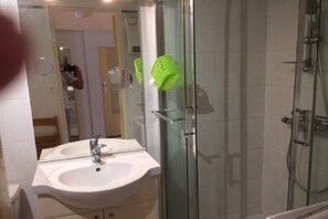 Douche, séchoir à cheveux, serviettes fournies