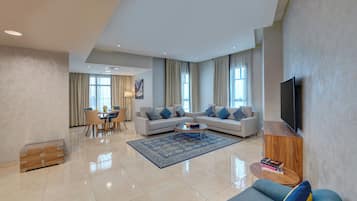 Apartamento superior, 1 habitación, vistas a la ciudad | Zona de estar | Una televisión de pantalla plana