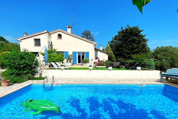 Location saisonnière à Grasse avec piscine et jardin. Proche plages Côte d'Azur;