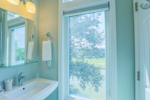 Dusche, Haartrockner, Shampoo, Toilettenpapier