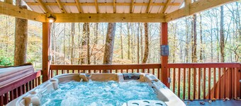 Cozy & secluded family-friendly home with a private hot tub & spacious deck