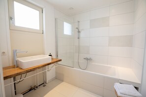 Séchoir à cheveux, serviettes fournies, papier de toilette