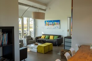 Smart TV, fireplace, DVD player, books