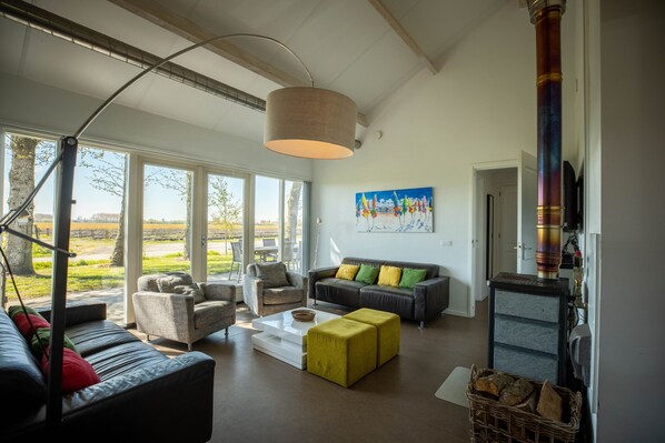 Téléviseur connecté, foyer, lecteur de DVD, livres