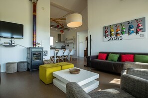 Téléviseur connecté, foyer, lecteur de DVD, livres