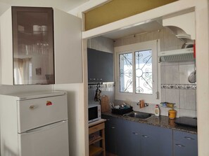 Réfrigérateur, micro-ondes, cafetière/bouilloire