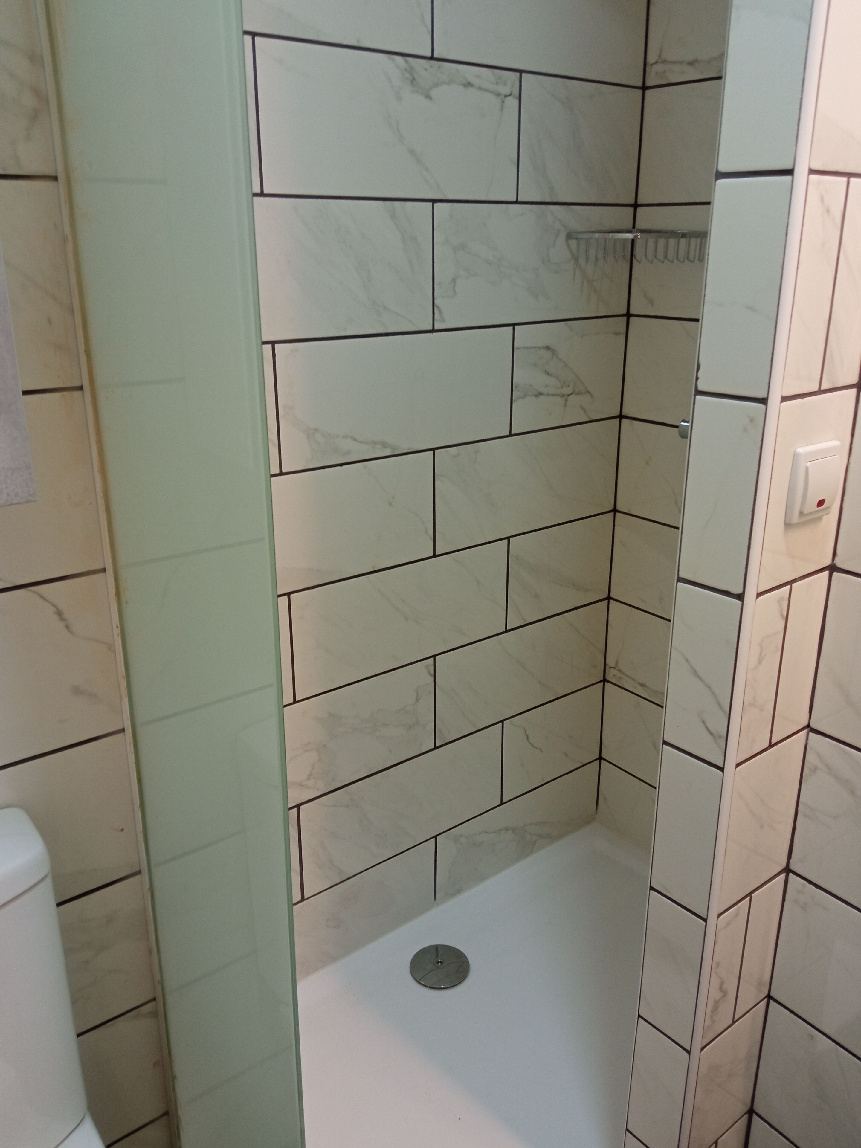 Een douche, zeep, toiletpapier