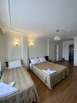 Habitación triple estándar | Escritorio, espacio para trabajar con un portátil, wifi gratis