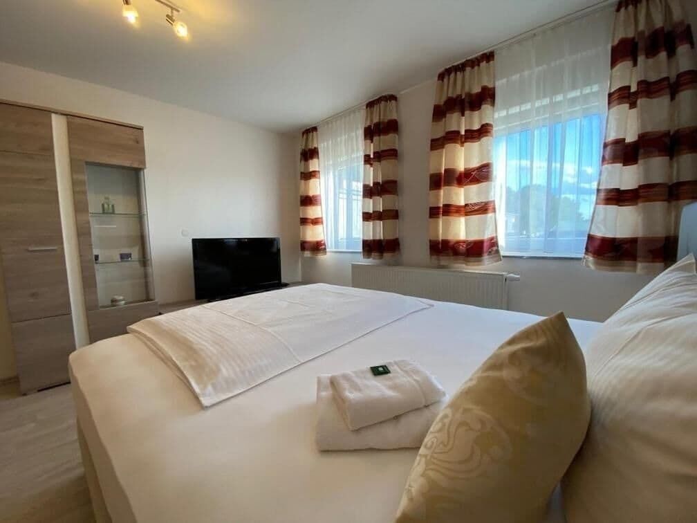Een bureau, geluiddichte muren, gratis wifi, beddengoed