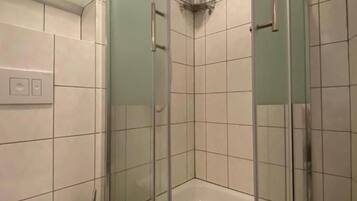 Basic-Studio | Badezimmer | Dusche, Haartrockner, Handtücher