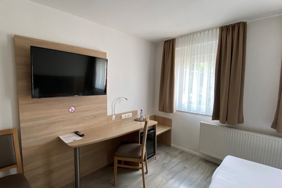 Desk, soundproofing, free WiFi, bed sheets