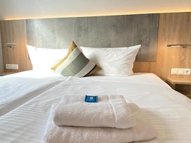 Basic Double Room, Non Smoking | Meja, kalis bunyi, Wi-fi percuma, cadar katil
