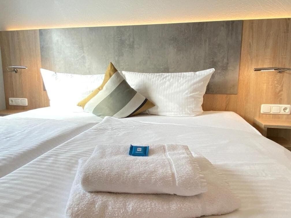 Een bureau, geluiddichte muren, gratis wifi, beddengoed