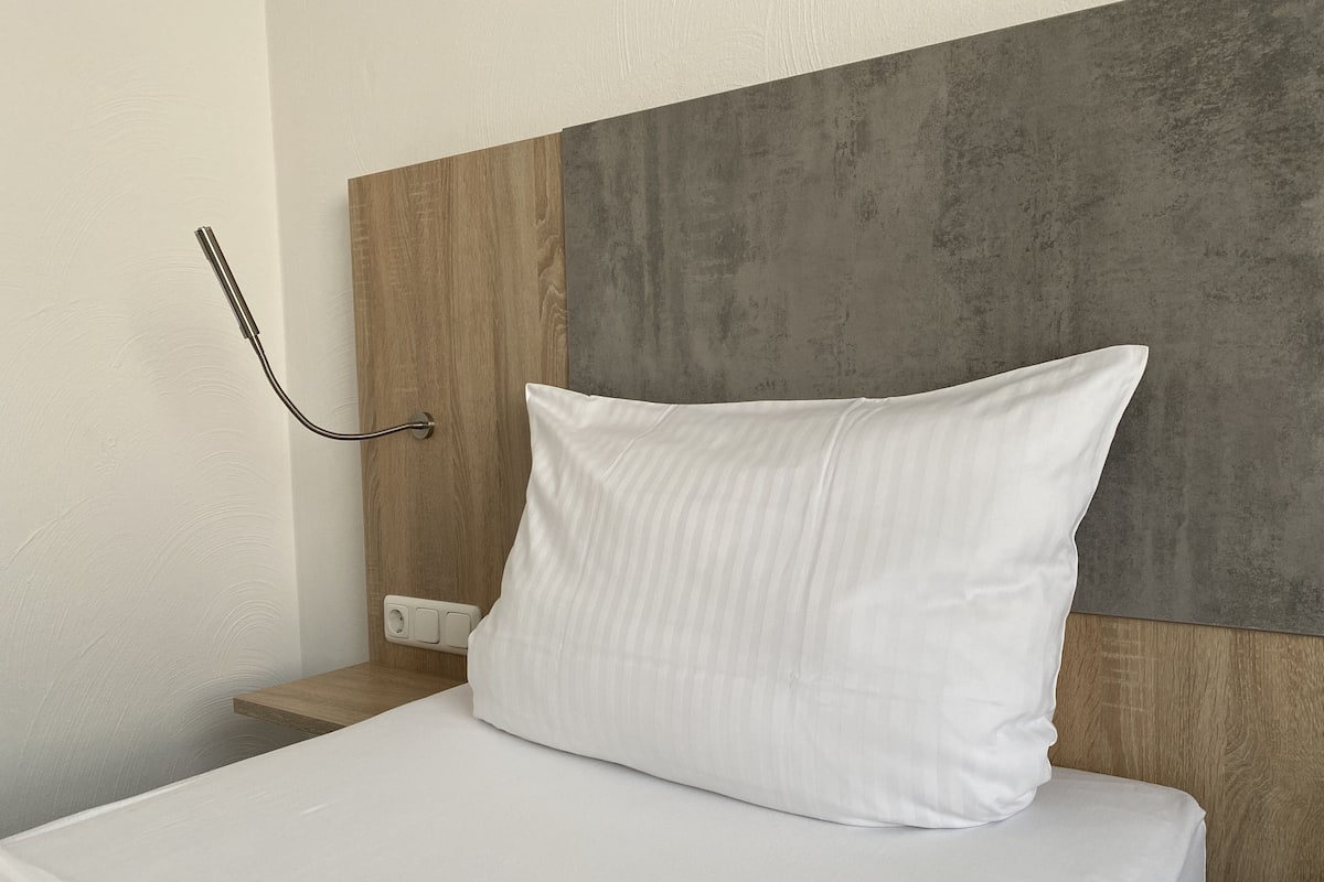 Desk, soundproofing, free WiFi, bed sheets