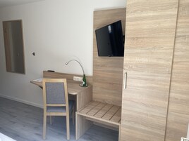 Basic Single Room | Meja, kalis bunyi, Wi-fi percuma, cadar katil