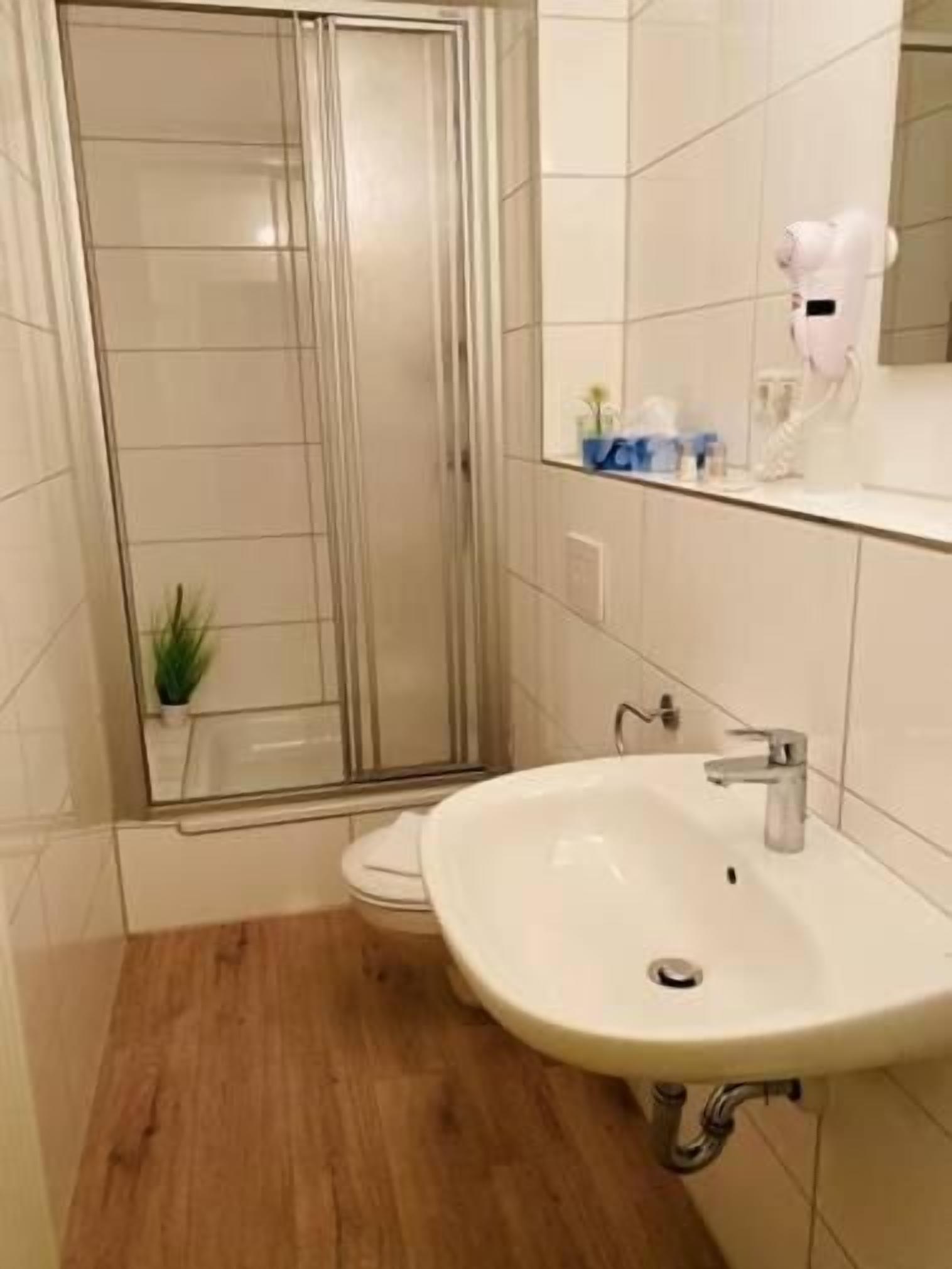Basic Double Room, Non Smoking | Bathroom