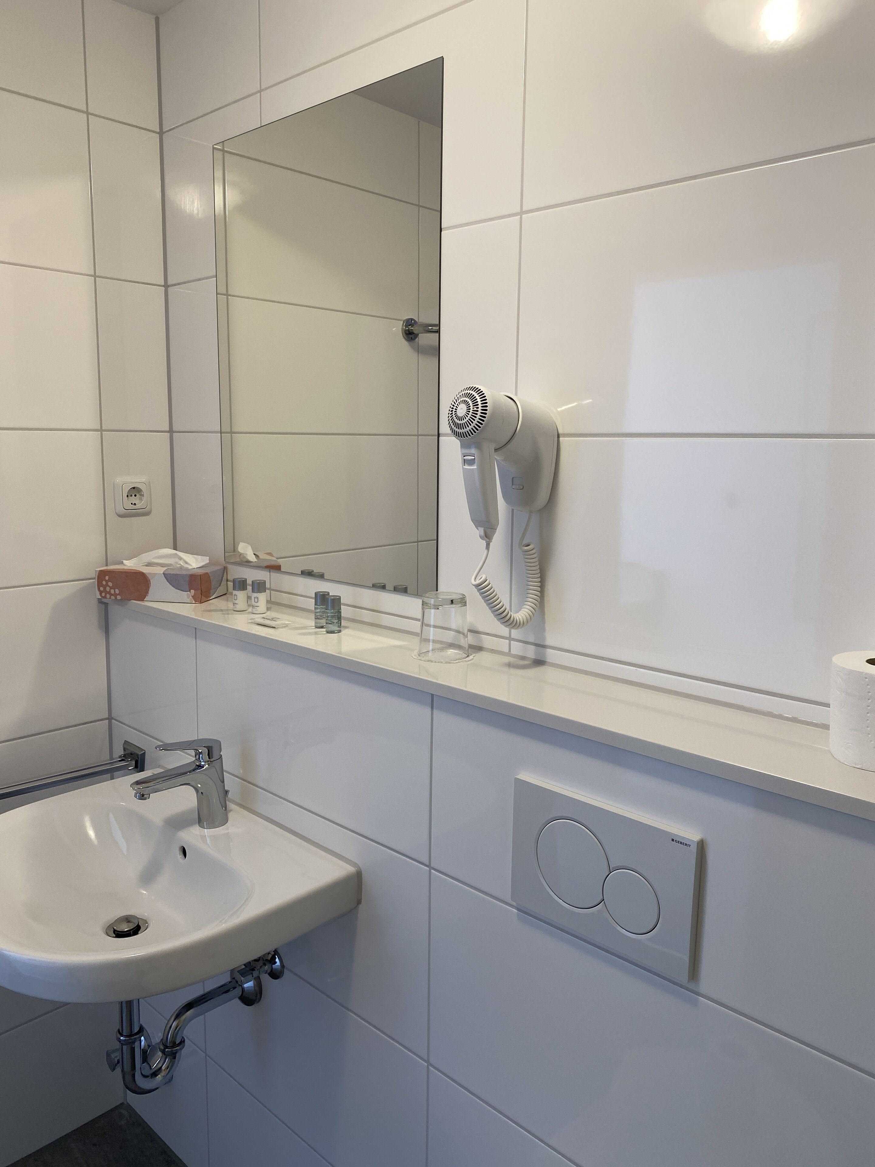 Chambre Simple | Salle de bain | Douche, sèche-cheveux, serviettes fournies