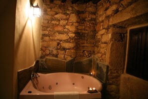 Een bad/douchecombinatie, een bidet