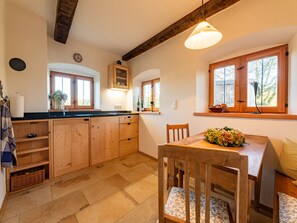 Dining - Das Zuhäusl, 45 qm Über Mehrere Etagen, Galeriewohnung (Bad Endorf)