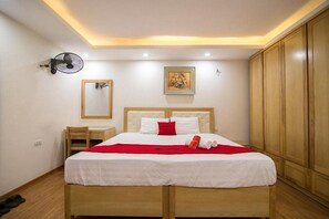 Minibar, desk, laptop workspace, blackout curtains - Newstyle Hanoi Hotel & Apartment (Hanoi)