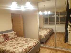 3 bedrooms, in-room safe, iron/ironing board, WiFi