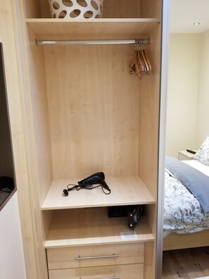 3 bedrooms, in-room safe, iron/ironing board, WiFi
