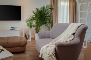 Fernseher, Kamin, Tischtennisplatte