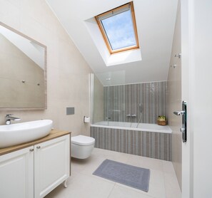 浴缸、風筒、提供毛巾