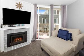 Televisio, takka, DVD-soitin, pöytätennispöytä