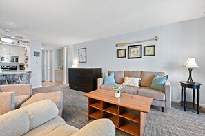 Fernseher, Kamin, DVD-Player, Tischfußball