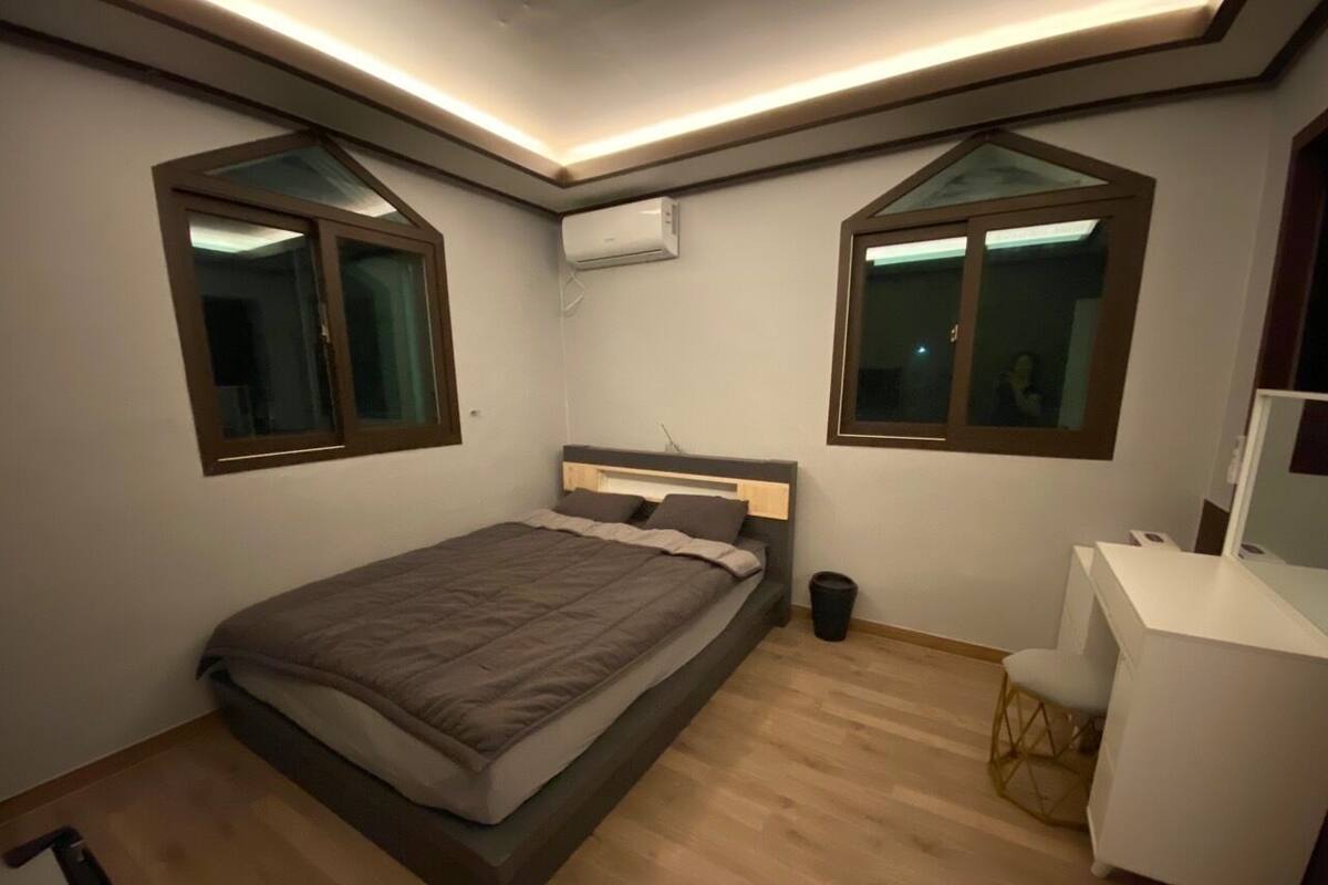 Premium bedding, down duvets, laptop workspace, free WiFi