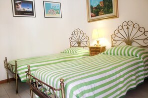2 bedrooms, iron/ironing board, bed sheets, wheelchair access