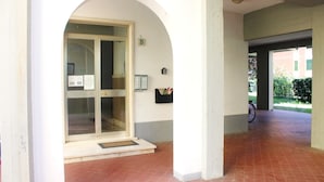Una entrada amb una porta de vidre, una bústia i un felpó.