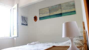 2 quartos, ferros/tábuas de passar roupa, berço de viagem