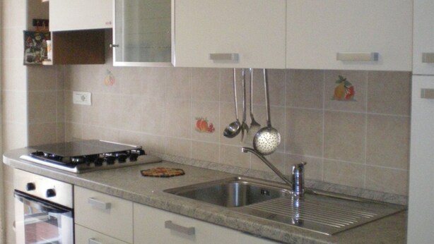 Wasserkocher mit Kaffee-/Teezubehör, Kühlschrank, Ofen, Herdplatte