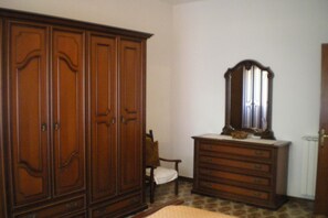 2 bedrooms, iron/ironing board, bed sheets