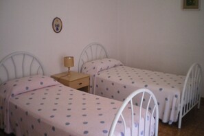 2 bedrooms, iron/ironing board, bed sheets