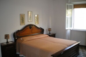 2 bedrooms, iron/ironing board, bed sheets - Levanto Large and spacious apartment (Levanto)